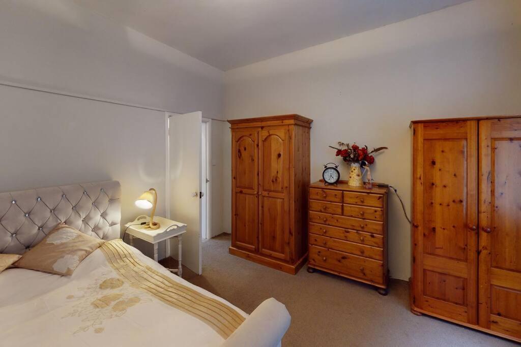 Spacious One Bedroom Flat West Hoathley Екстер'єр фото